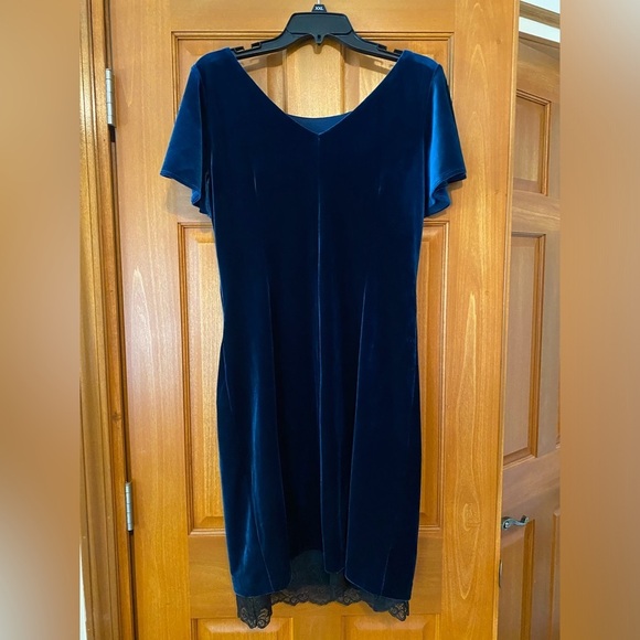 WHITE HOUSE BLACK MARKET Embroidered Stretch Velvet Dress Size Small Blue Black - Picture 7 of 9